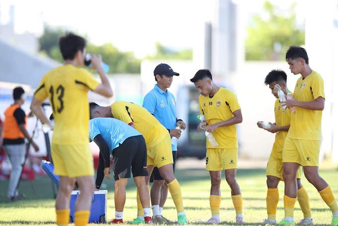 Lực lượng nội binh của Quảng Nam hiện có rất nhiều cầu thủ trẻ. Ảnh Phi Hải