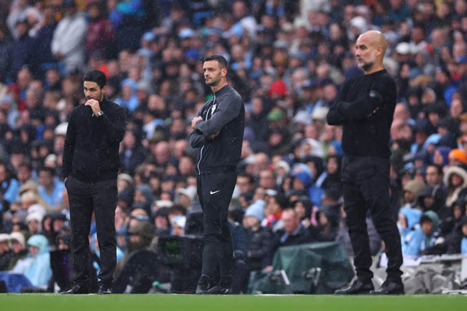 Guardiola (phải) chỉ đạo trong trận Man City hòa Arsenal 2-2 ở Ngoại hạng Anh tối 22/9